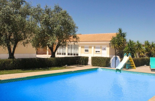 Montijo House | Stunning villa for 6 people with A/C, WIFI, pool, TV and terrace