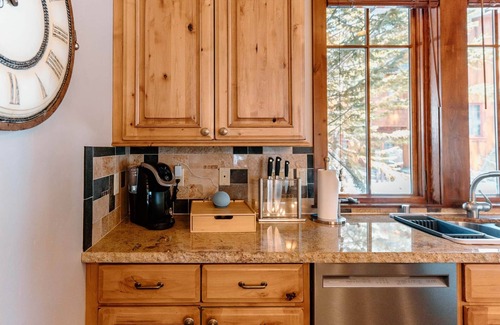 Homewood Villa | Stunning Villa right on the Lake