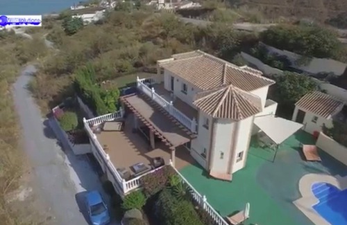 Los Romanes Villa | Stunning Villa with a Private Pool, Panoramic views of Lake Vinuela