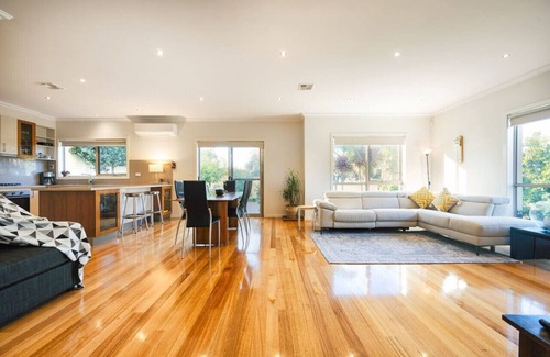 Avondale Heights House | Stunning Vista | City Skyline | Riverview Parkland