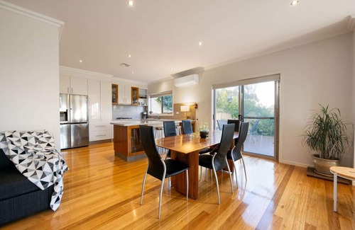 Avondale Heights House | Stunning Vista | City Skyline | Riverview Parkland