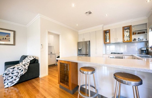 Avondale Heights House | Stunning Vista | City Skyline | Riverview Parkland