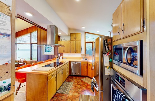 Vashon Island House | Stunning waterfront escape with patio, beach access, & gorgeous bay views