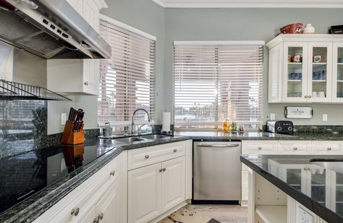 The Islands House | Stunning Waterfront Paradise! Sleeps 16! Heated Pool/Spa and Lots of Fun!