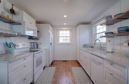 South Wellfleet House | Stunning Waterfront Views, Beach steps away!