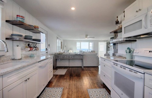 South Wellfleet House | Stunning Waterfront Views, Beach steps away!
