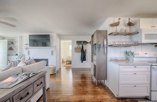 South Wellfleet House | Stunning Waterfront Views, Beach steps away!