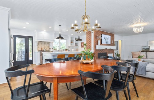 Atascadero House | STUNNING! Wild Oaks Retreat. Pool, Spa, Game Room, EV Charger, Wine Country.