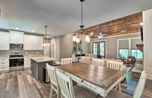 Ellijay Cabin | Stunning Woodsy Retreat w/Hot Tub + Firepit Near Vineyards/Orchards/Downtown