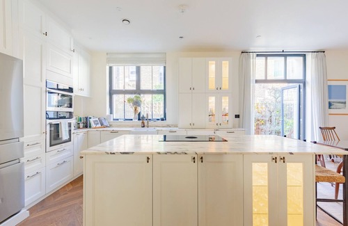 Vassall House | Stunningly Curated 2BD House in Gated Mews
