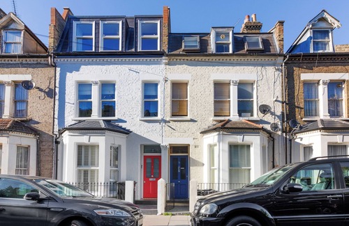 Fulham Broadway Apartment | Stunningly Decorated 3BD Flat in Fulham
