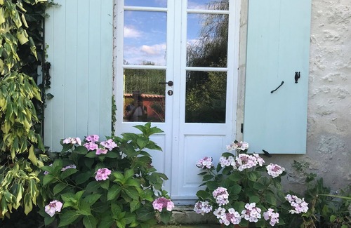 Verteillac House | Stunningly stylish family venue with huge Iiving space, pool & outdoor kitchen