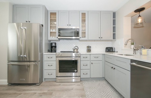 Hilton Head Island Condo | Stunningly Updated Villa with Tennis Access! Steps to Coligny