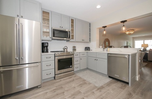 Hilton Head Island Condo | Stunningly Updated Villa with Tennis Access! Steps to Coligny