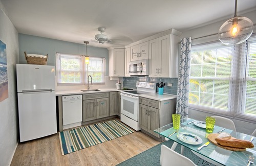 Paget Apartment | StunningModernApt StepsToBeach LargePool Central