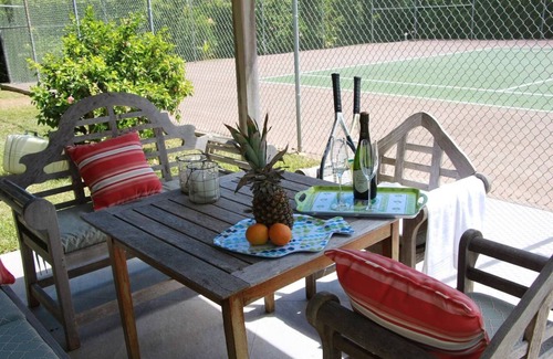 Paget Apartment | StunningModernApt StepsToBeach LargePool Central