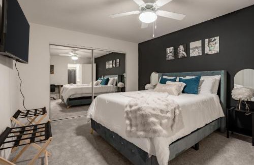 Los Feliz Apartment | Style, Peace, Comfort in N Hollywood Next to Burbank Free Indoor Parking and Wifi