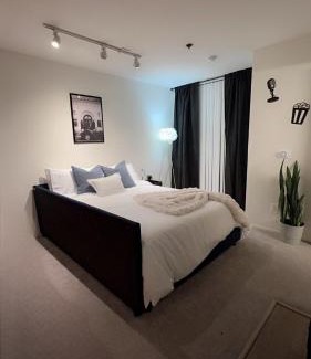 Los Feliz Apartment | Style, Peace, Comfort in N Hollywood Next to Burbank Free Indoor Parking and Wifi