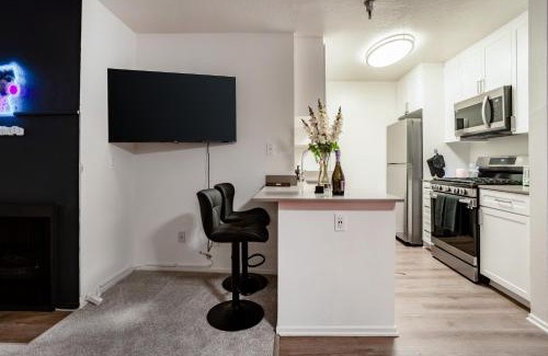 Los Feliz Apartment | Style, Peace, Comfort in N Hollywood Next to Burbank Free Indoor Parking and Wifi