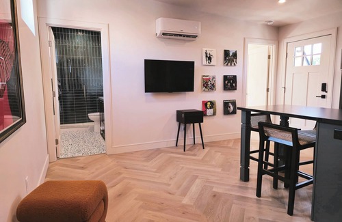 Whittier Apartment | Stylilsh guesthouse with parking. Located near Rino Art District and City Park.