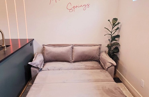 Whittier Apartment | Stylilsh guesthouse with parking. Located near Rino Art District and City Park.