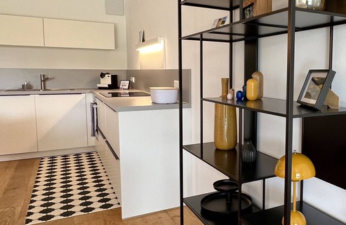 Waggershausen Apartment | Stylisches Ferienappartement mit Blick ins Grün: Terrasse und Wiese