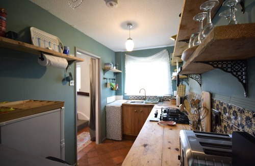 Cheetham Hill Apartment | Stylish 1-Bed Retreat with Garden & Rustic Kitchen