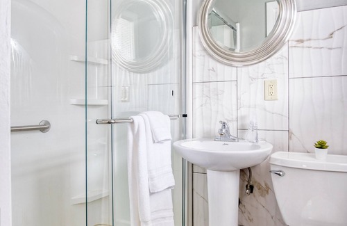 Mapleton/Fall Creek Apartment | Stylish 1 Bd Indy Apt, Perfect for Gen Con!