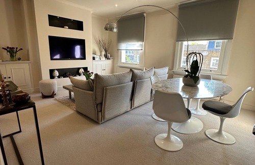 Parsons Green and Walham Apartment | Stylish 1-Bed Flat Near Fulham Broadway Station