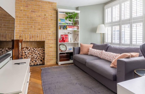 Fulham Broadway Apartment | Stylish 1 Bedroom Flat in Fulham with Patio