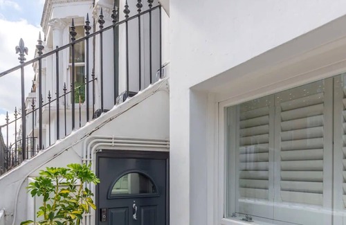Fulham Broadway Apartment | Stylish 1 Bedroom Flat in Fulham with Patio