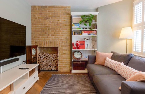 Fulham Broadway Apartment | Stylish 1 Bedroom Flat in Fulham with Patio
