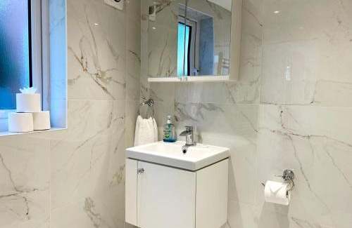 Littlemore Apartment | Stylish 1 Bedroom Flat with Parking in Oxford
