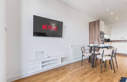 Royal Docks Apartment | Stylish 1 BR + Gym/Near Excel London/City Airport