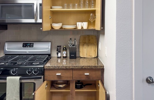 Marina del Rey Bed & Breakfast | Stylish 1bd apt in Marina Del Rey w FREE parking