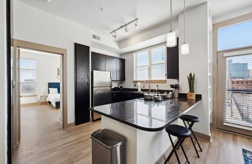 Deep Ellum Apartment | Stylish 1Br in Deep Ellum with Free Parking Near Baylor Med