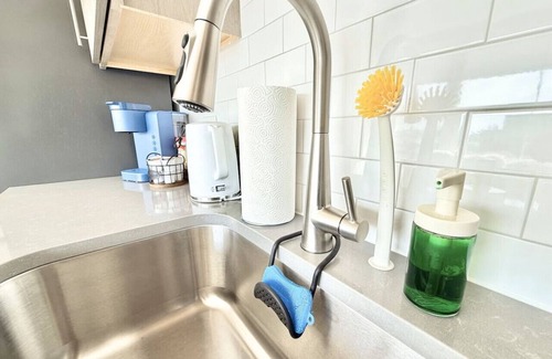Poplar Apartment | Stylish 1Br King with Gym in the Heart of Old City
