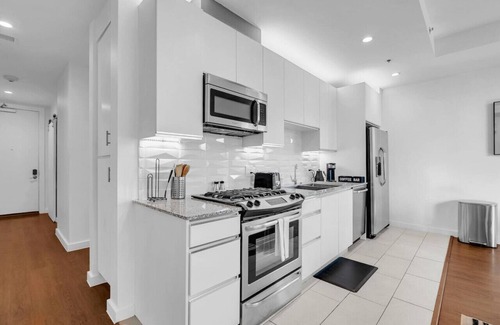 Downtown Tulsa Apartment | Stylish 1BR Near BOKCntr-Gym,Lounge,Balcony,Pet OK