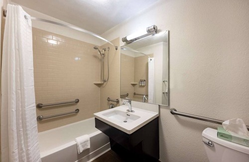 Exchange Place North House | Stylish 1BR Unit near Newport Centre Shopping Mall! Breathtaking Views!