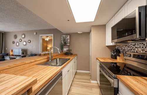 Key West Apartment | Stylish 2/2 pool/gym/tennis/hot tub