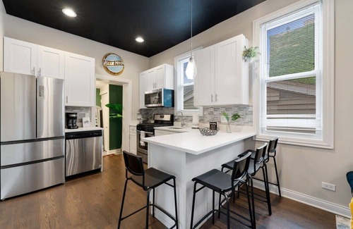 Old Town Apartment | Stylish 2 BDR Coach House Steps From Lake