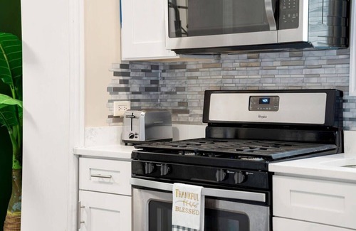 Old Town Apartment | Stylish 2 BDR Coach House Steps From Lake