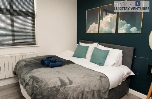 Leicester Apartment | Stylish 2 Bed 2 Bath Apartment - Sleeps 5 - 3 Mins to St Margarets Station & Highcross - Free Parking