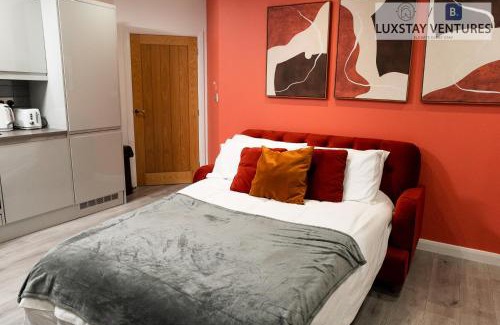 Leicester Apartment | Stylish 2 Bed 2 Bath Apartment - Sleeps 5 - 3 Mins to St Margarets Station & Highcross - Free Parking