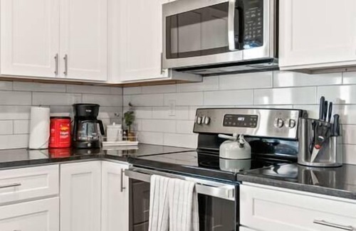 South Perry District Apartment | Stylish 2 Bed 2 Bath Near Perry District & DT!