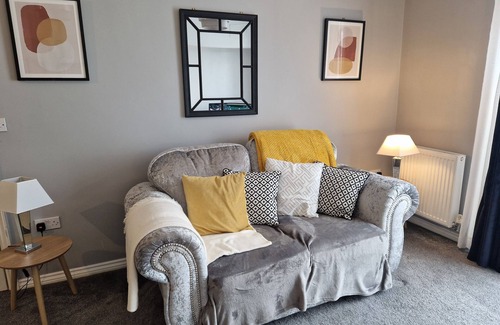 Coventry Apartment | Stylish 2-Bed Apartment - Sleeps 4, Parking & WiFi