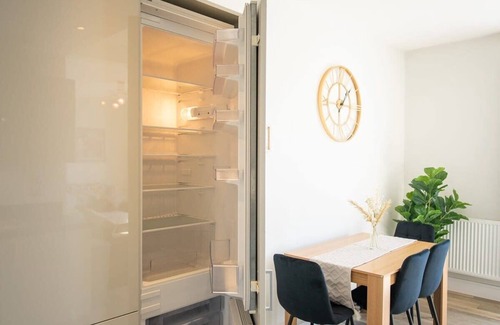 Crawley Apartment | Stylish 2 Bed Apartment in Crawley - Sleeps 5