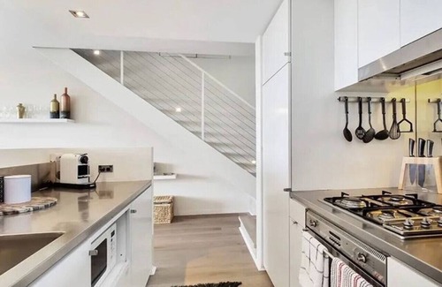 Darlinghurst Apartment | Stylish 2 Bed Apt +24/7 Concierge + Pool + Sauna