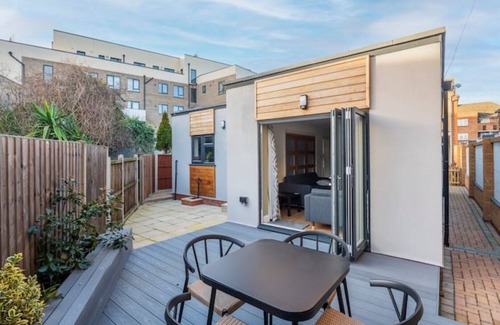 East Ham South House | Stylish 2 Bed Bungalow in East Ham, Close to Excel
