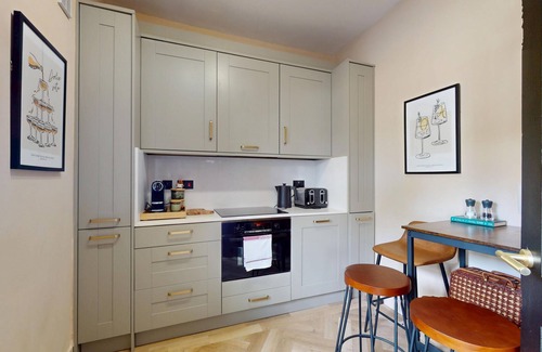 Northfield House | Stylish 2-Bed Cottage w/Courtyard Garden Near South Ealing Tube Station